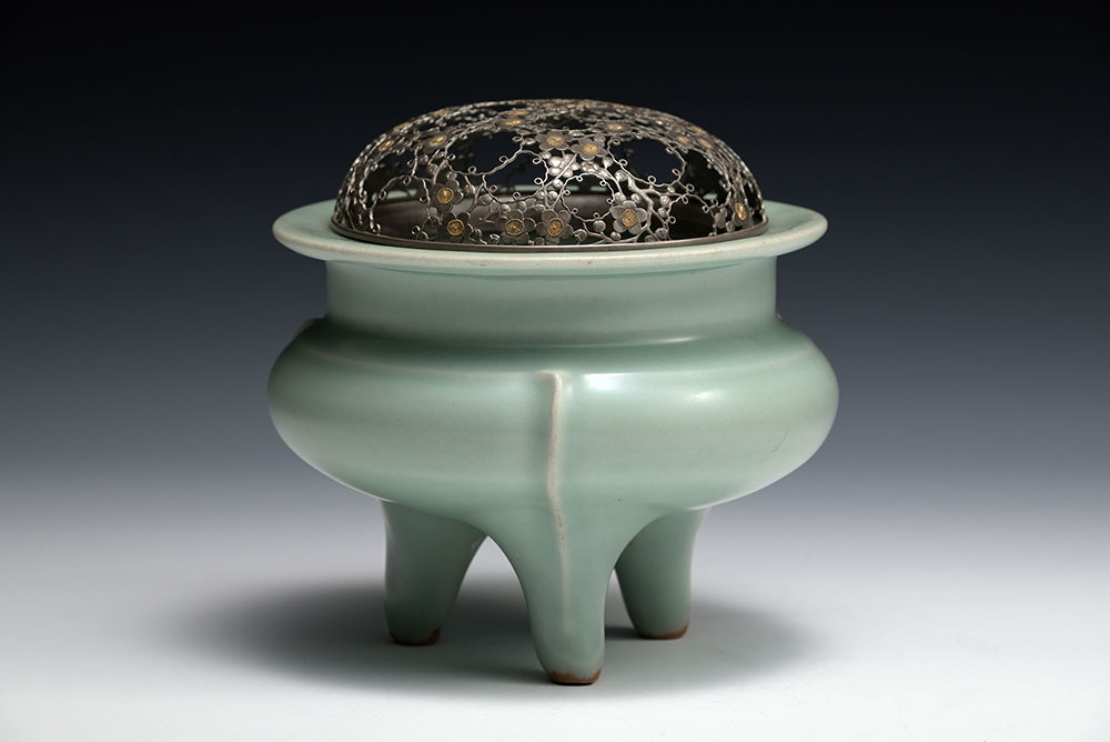 《砧青磁袴腰香炉　銘 香雪》