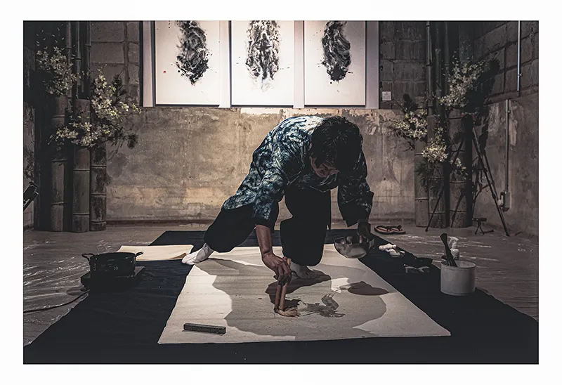 2021年、BRIC(香川県)で開催された初個展「郷祥展〜書は語りかける〜」<br />会場では郷祥によるパフォーマンスが披露された。