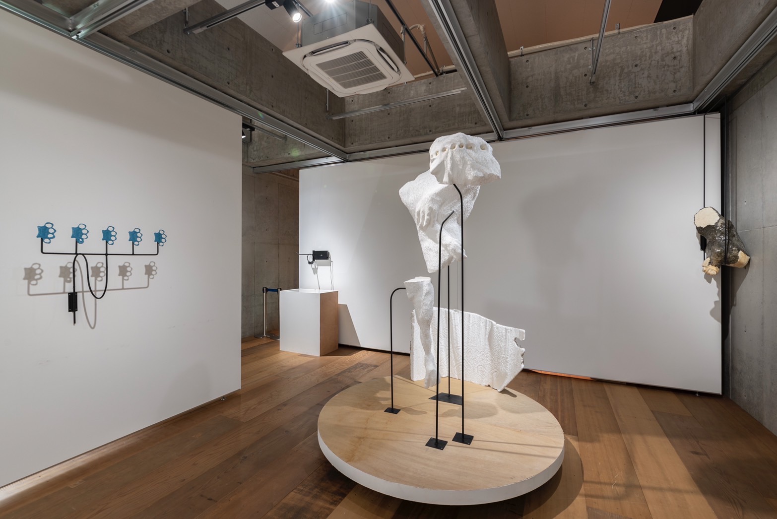 「BAROROMSQUAUD/１人でも立ってられるって!」展示風景、2022年<br />撮影：岡はるか