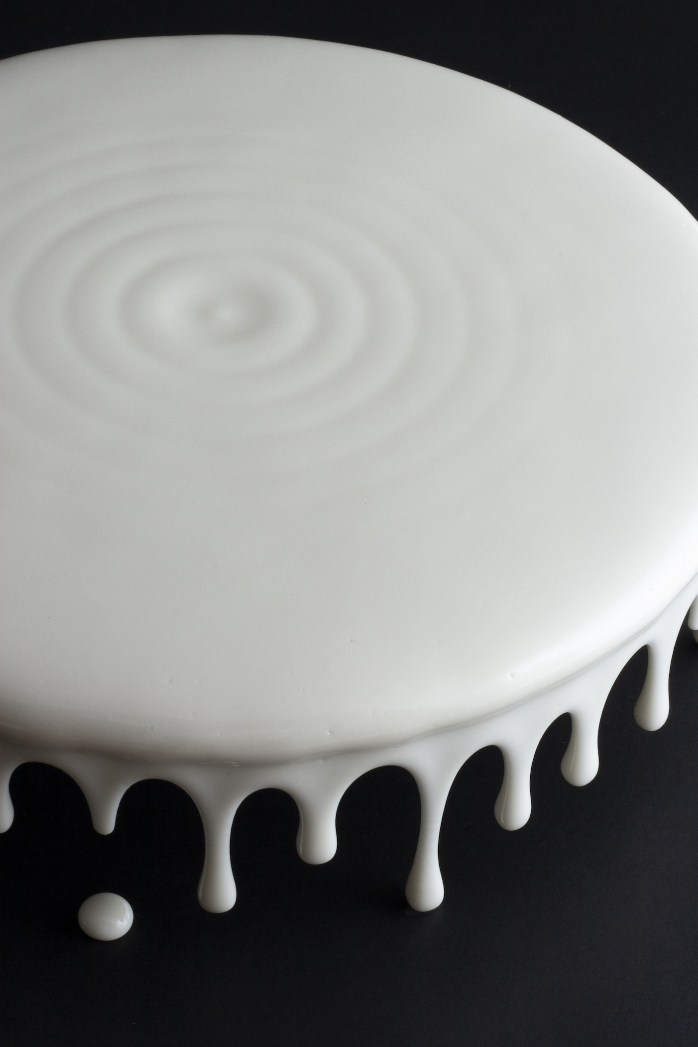 《The world》2022年　釉薬、磁器土　10.0×33.5×33.5cm
