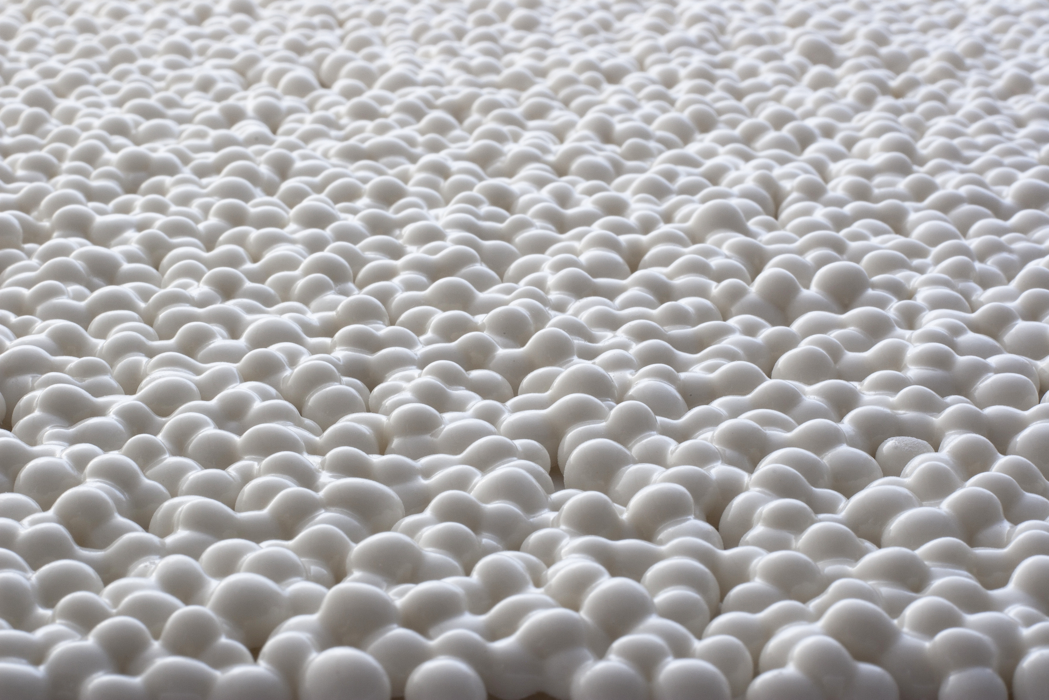 《White square》2023年　釉薬、磁器土　48.0×40.0cm
