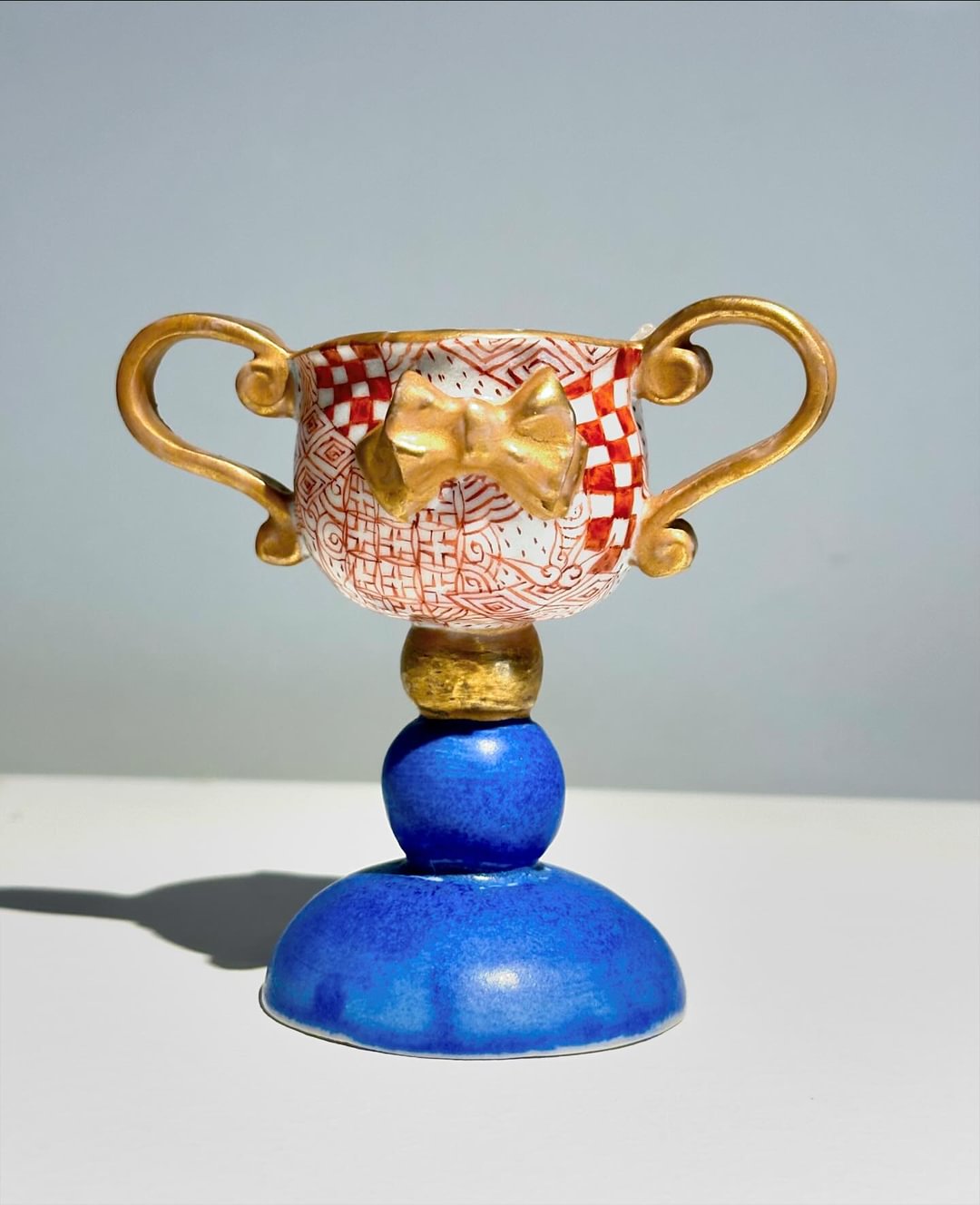 ペロリーヌ《ペロリーヌ杯-赤絵金リボン-》磁器　彩色　20.0×5.0cm　2023