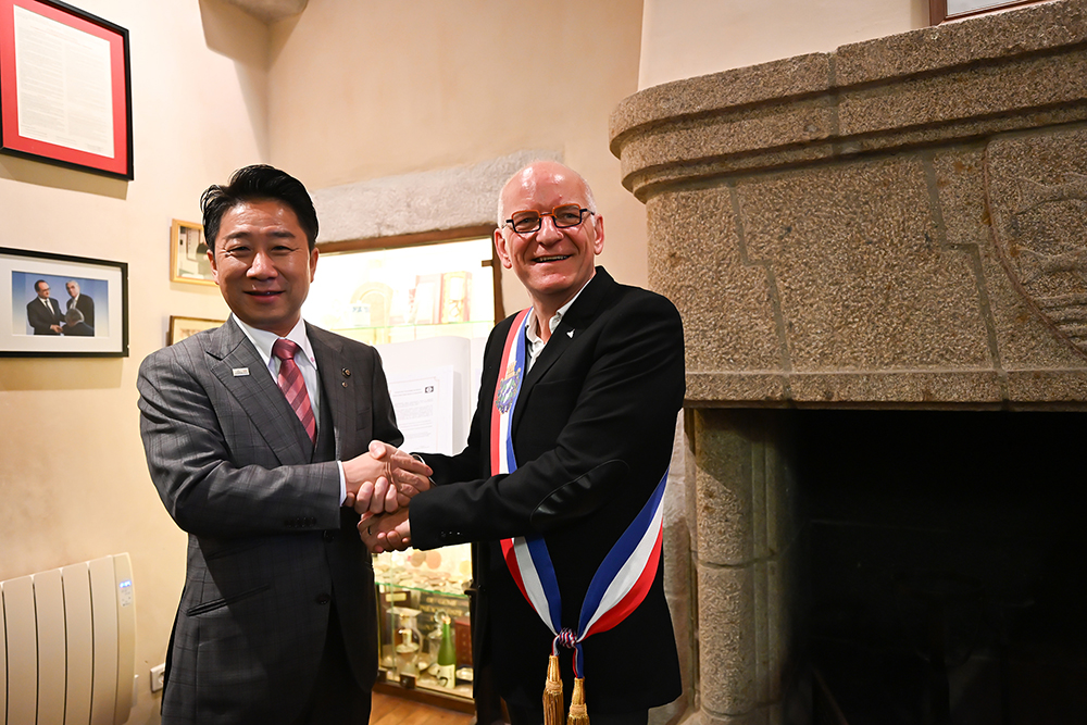廿日市市とモン・サン＝ミシェル市長の握手
