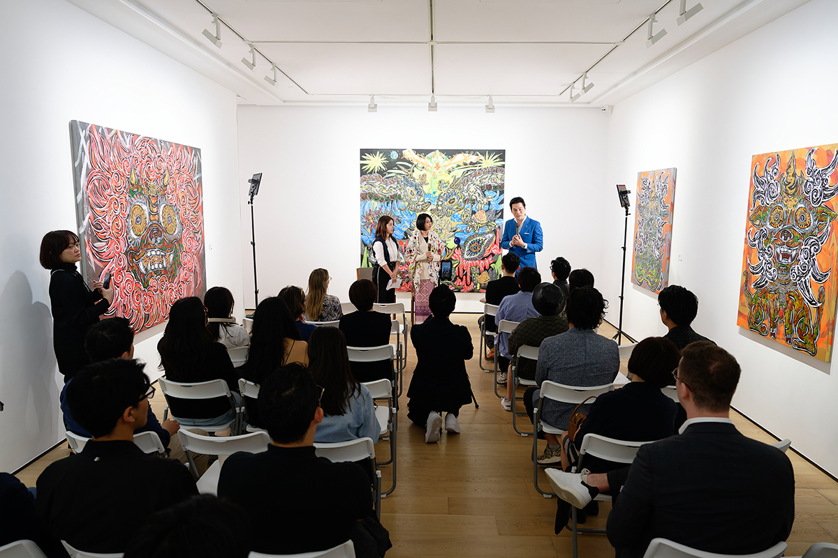 個展会場でおこなわれたトークショーの様子