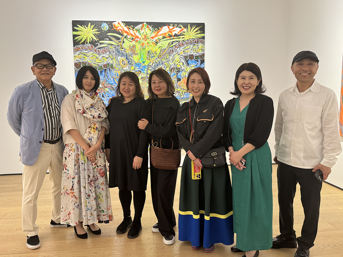 左から三潴末雄、小松美羽、塩田千春