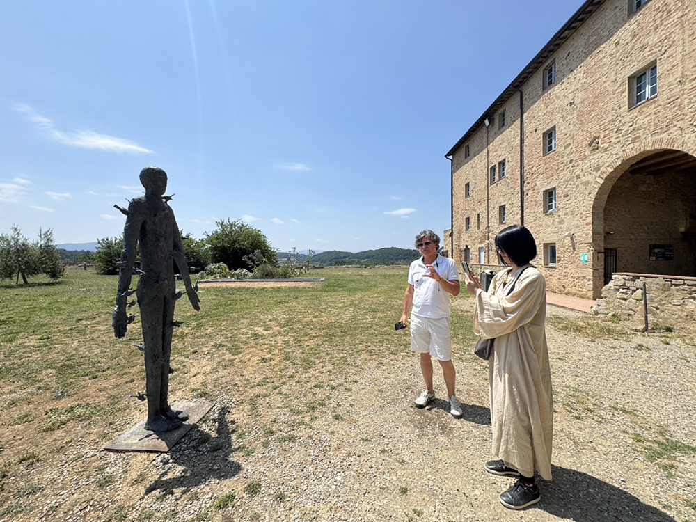 サンジミニャーノのパブリックアートの前で