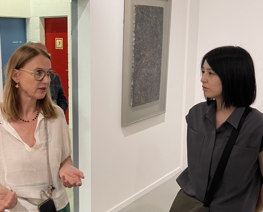 キュレーターのHeike Munder（左）