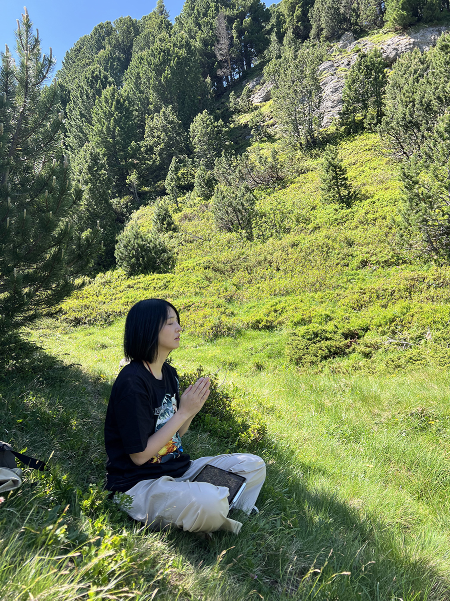 アルプスで瞑想する小松