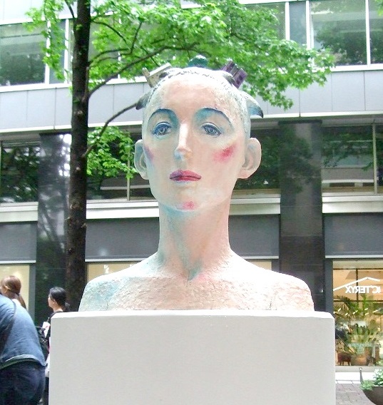 舟越桂《私は街を飛ぶ》（2022）、ブロンズ・着彩