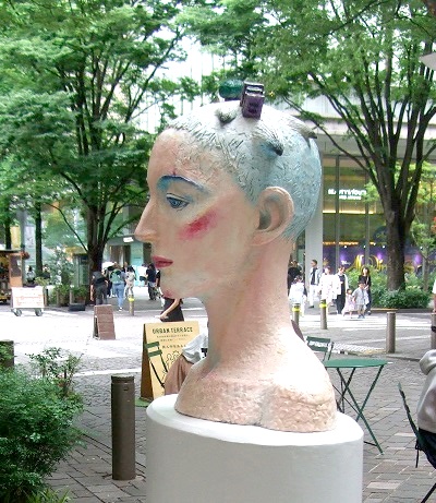 舟越桂《私は街を飛ぶ》（2022）、ブロンズ・着彩