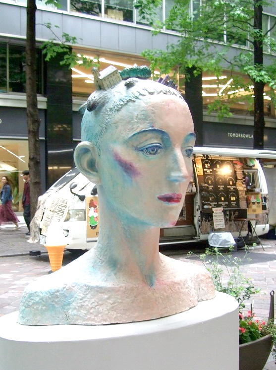 舟越桂《私は街を飛ぶ》（2022）、ブロンズ・着彩