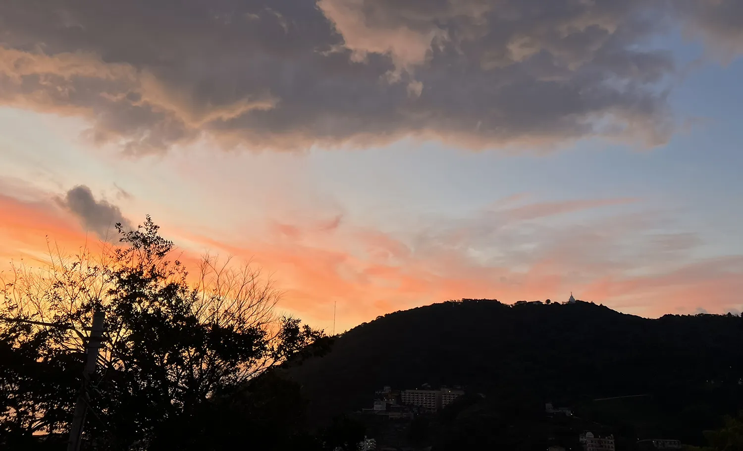 いつかの熱海、夕暮れの山