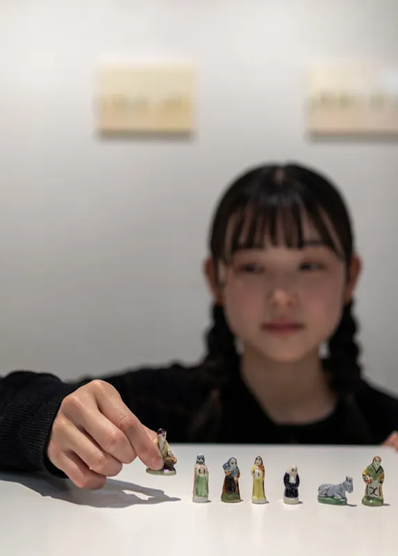 会場に自身が集めたフェーブを並べる水橋