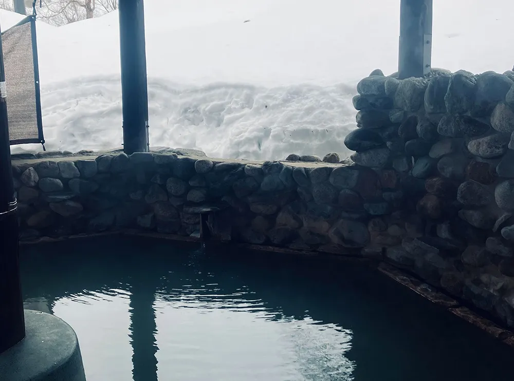 雪に囲まれたカルデラ温泉館の露天風呂