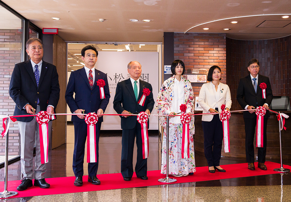 テープカットの模様