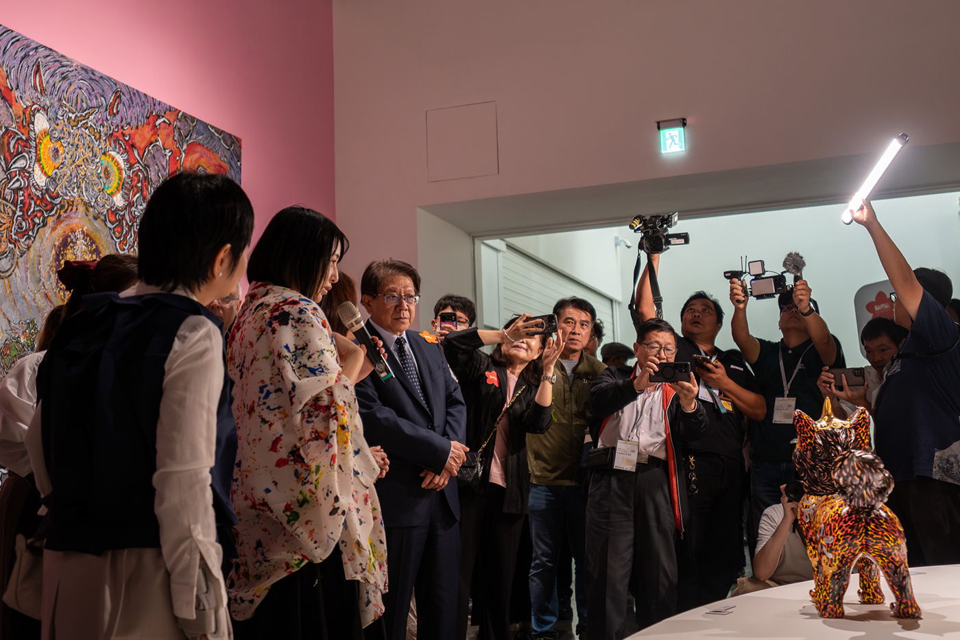 大勢のマスコミを前に、作品について説明する小松美羽