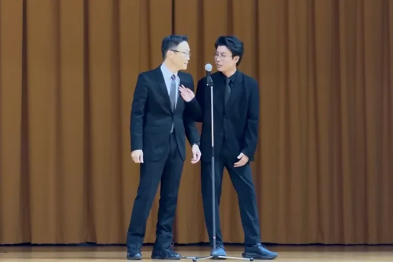 コンビ「キクバリ」として漫才を披露する菊川