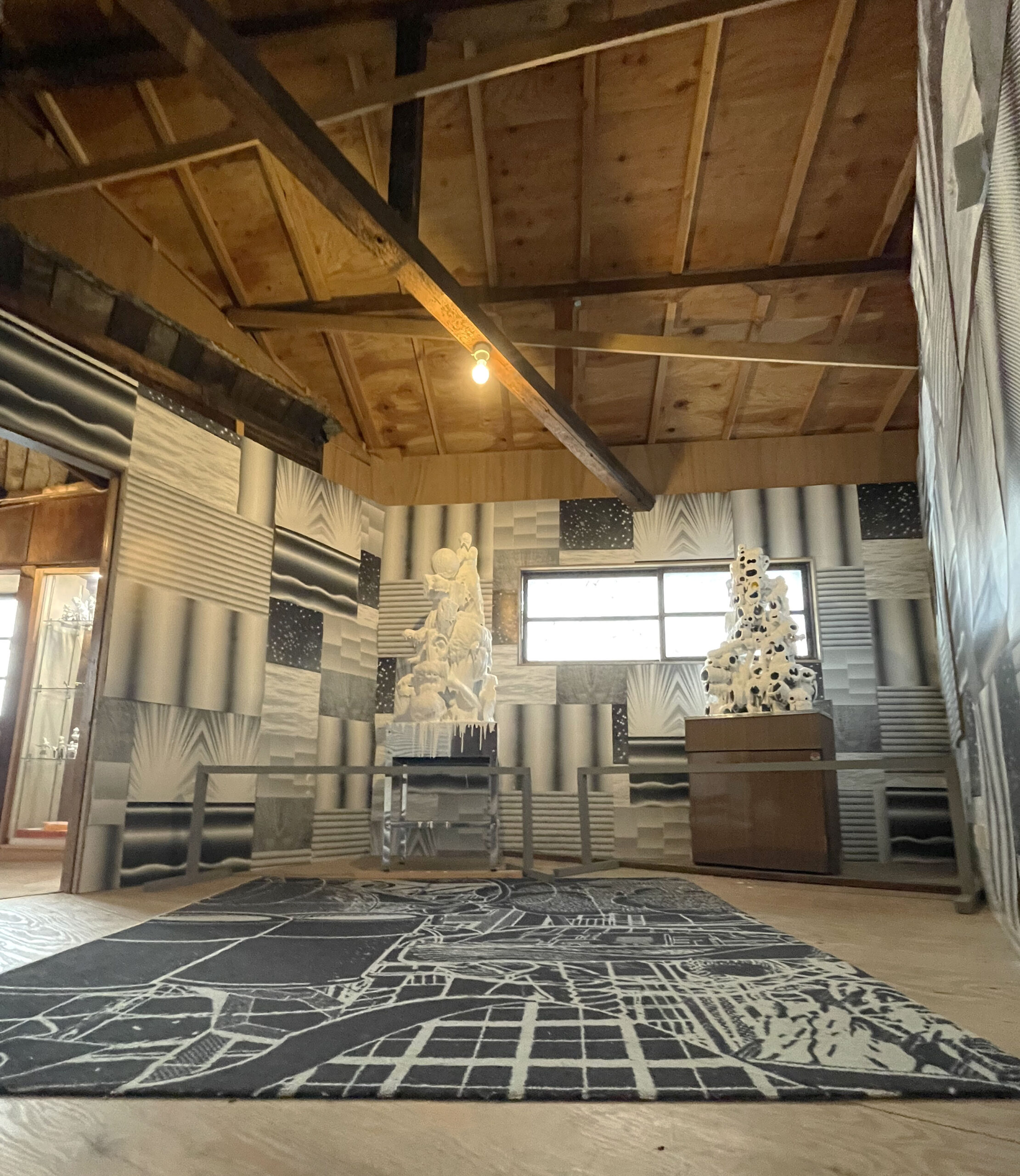 金氏徹平《クリーミーな部屋》 住居空間だった展示スペースにある作品